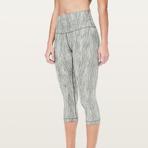 Lululemon wonder under crop HR new!